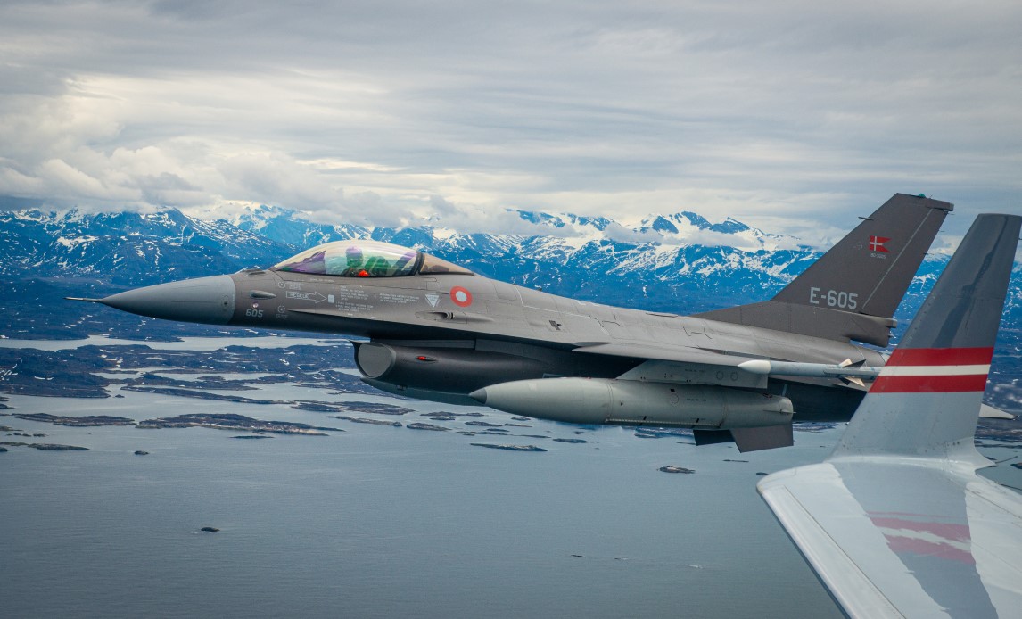 F-16 patruljerer over Grønland