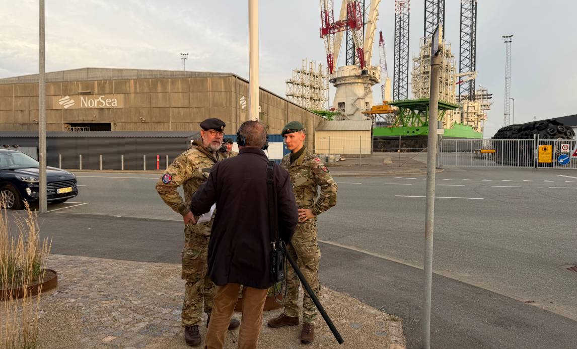 Medier fra både radio, tv og presse følger i disse dage soldaternes indsats flere steder på tværs af Jylland, Fyn og øerne. På Esbjerg Havn er blandt andet DR TVA, P4 Syd og Ud&Se til stede for at følge øvelsen tæt. Foto: Joakim Kruse Rasmussen.