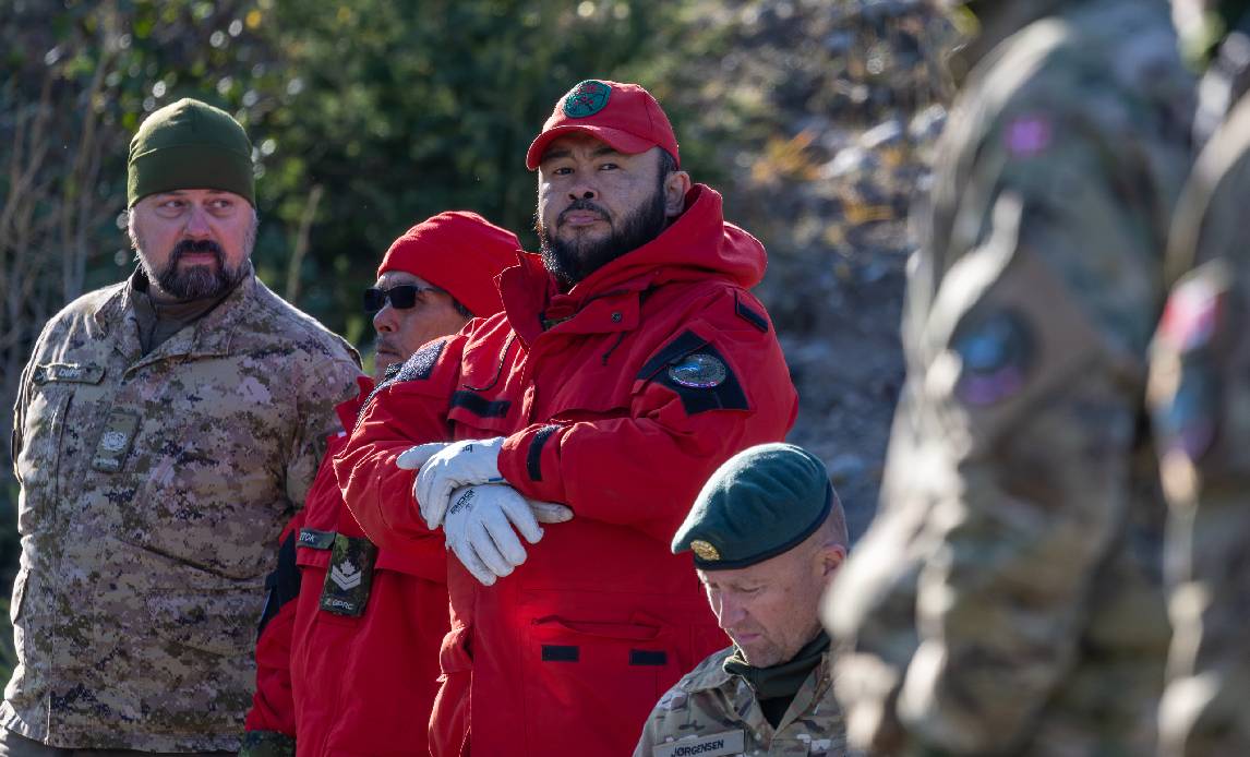 Canadiske rangers underviser hjemmeværnssoldater under øvelse i Grønland.