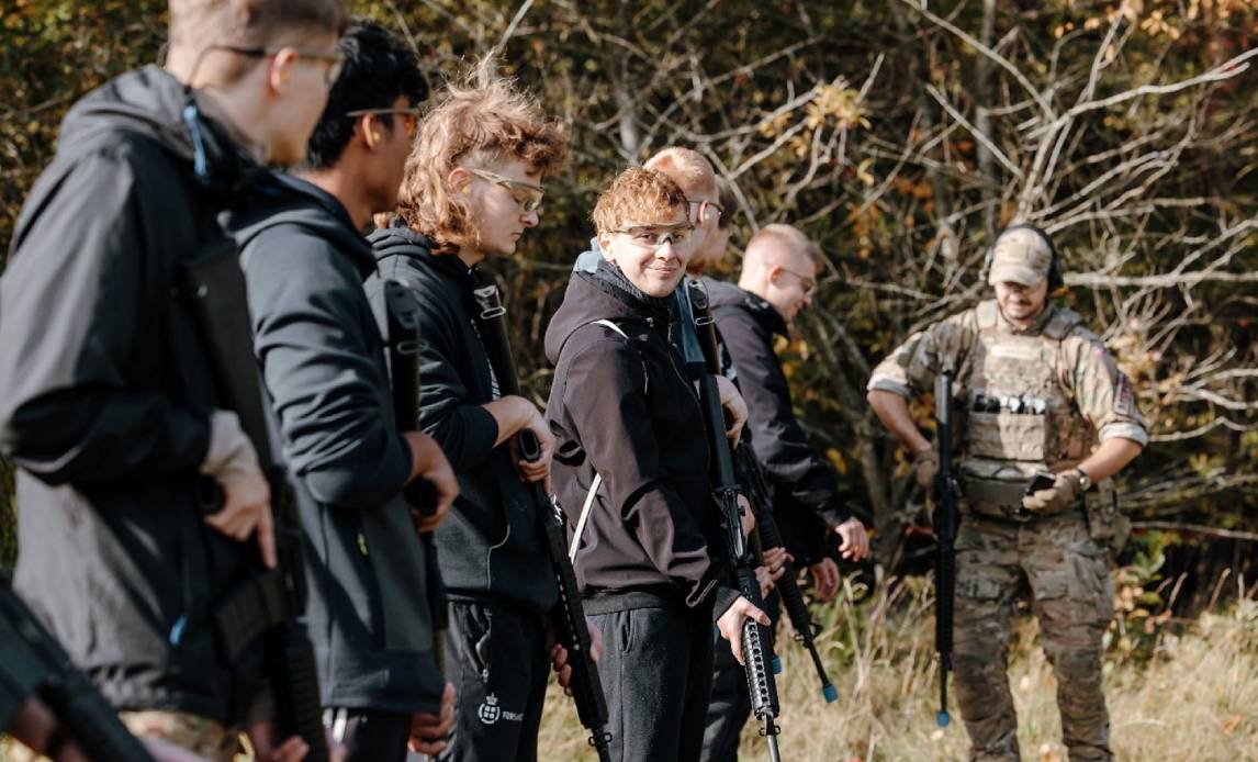 ’Soldat for en dag’ tiltrækker særligt unge deltagere, der vil prøve en dag som soldat.
