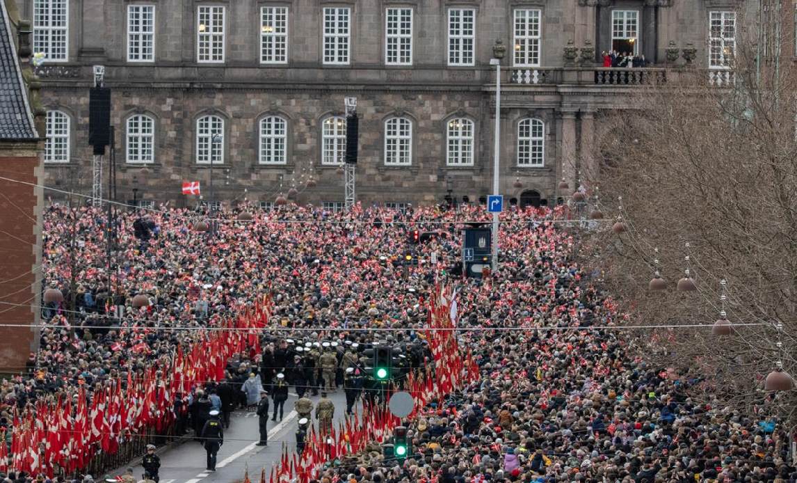 Folkemængde ved tronskiftet i januar 2024.