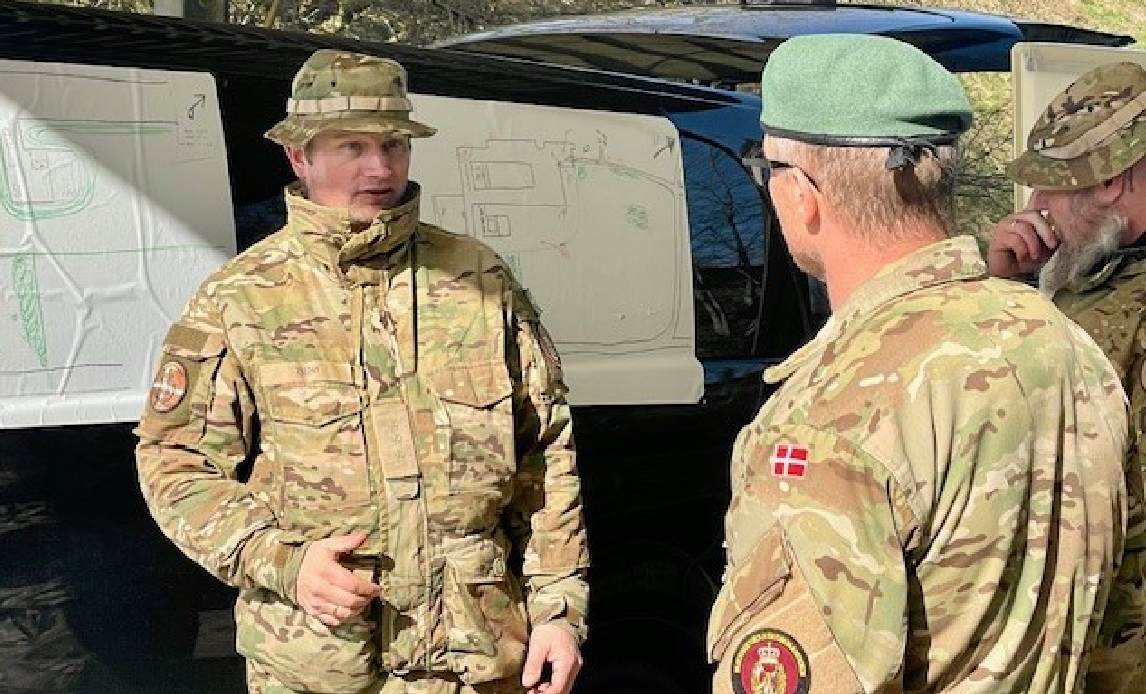 Chefen for Hjemmeværnet, generalmajor Jens Garly står overfor frivillig ved stor feltøvelse.