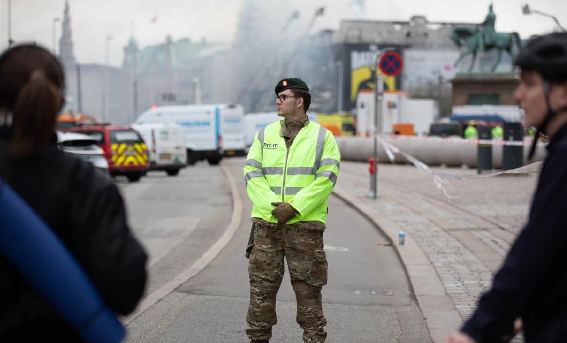 Hjemmeværnssoldat bevogter Børsen efter brand i april 2024.