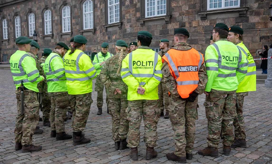Gruppe af Hjemmeværnssoldater bliver briefet foran Børsen i april 2024, da Børsen brændte.