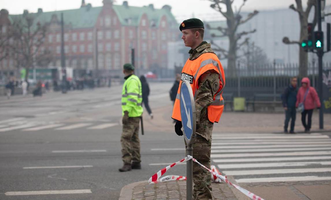 Frivillig Hjemmeværnssoldat bevogter Børsten, da den brændte i april 2024.