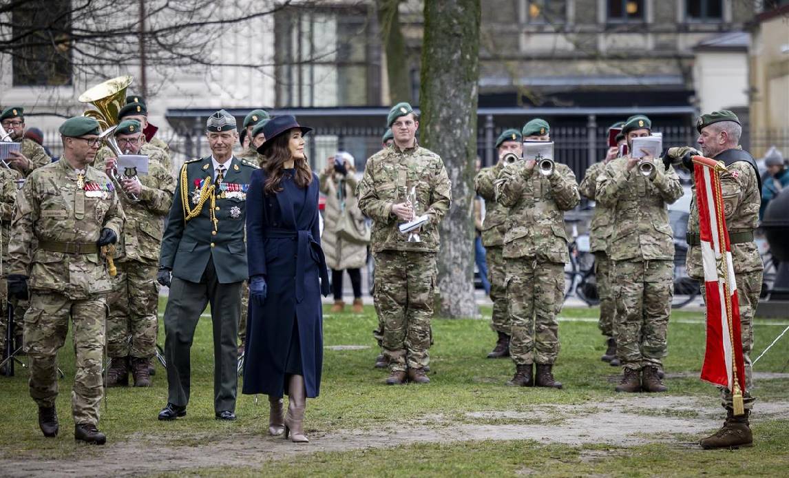 H.M. Dronning Mary skridter parade af mens Hjemmeværnets Musikkorps Roskilde spiller honnørmarchen.