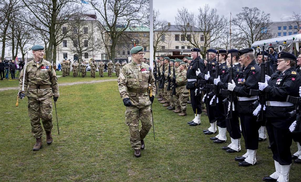 Chef for Hjemmeværnet, generalmajor Jens Garly og stabschef for Hjemmeværnet, brigadegeneral Henrik Berg skridter parade af.