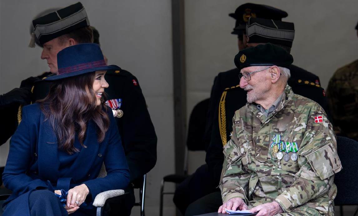 H.M. Dronning Mary i snak med Kurt Dose.