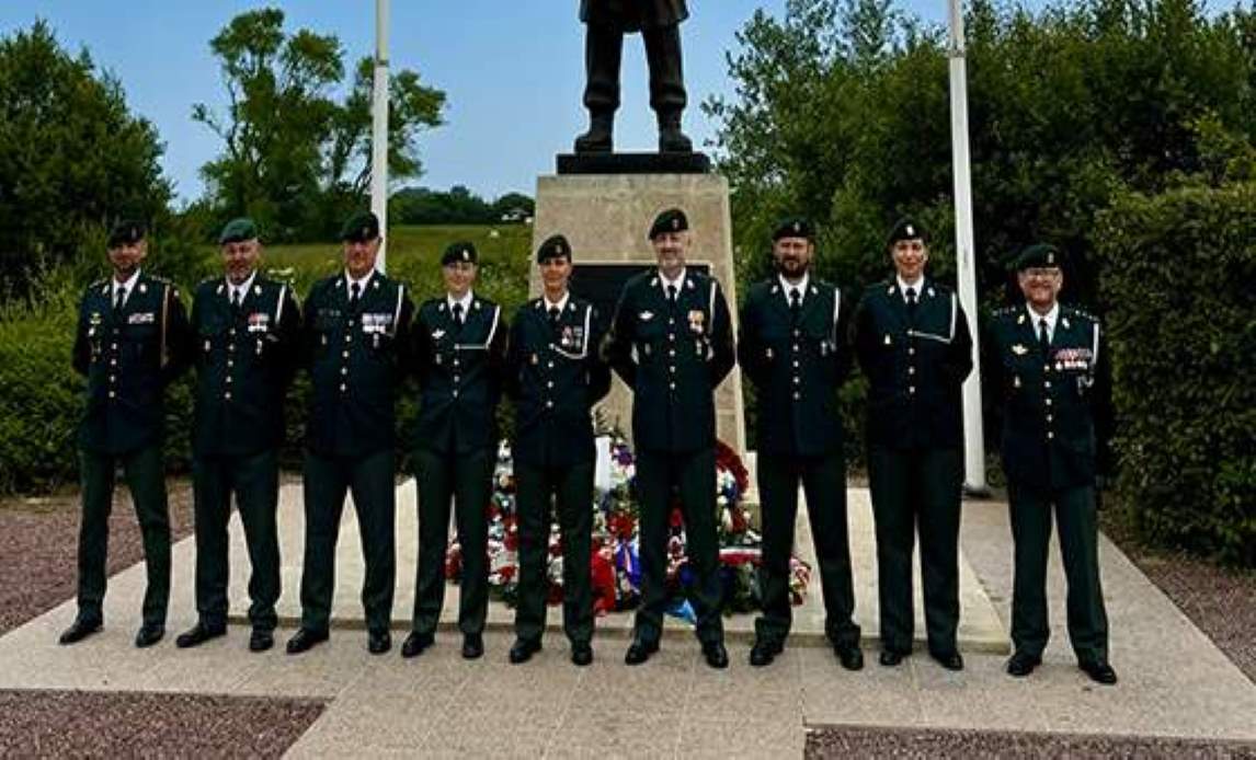 Frivillige soldater fra Hjemmeværnskompagni Livjægerne står foran monument for at markere d-dag.