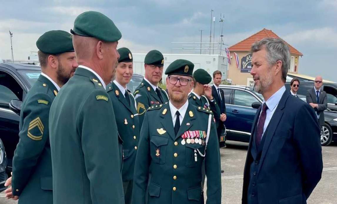 H.M. Kong Frederik 10. taler med frivillige soldater ved markeringen af D-dagen. I midten står kompagnichef Thomas Seloy.