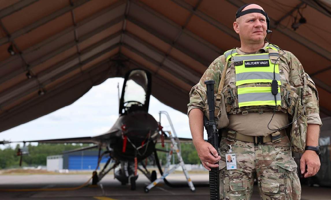 Hjemmeværnssoldat bevogter F-16 fly på Bornholm.