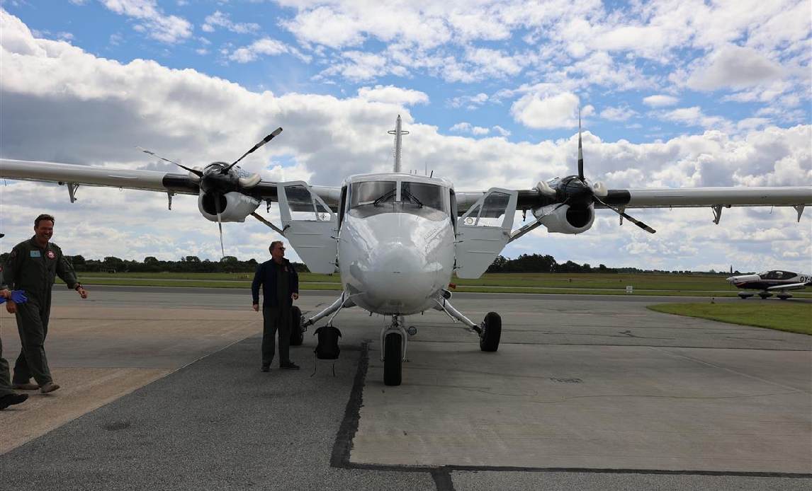 Frivillig piloter i Flyverhjemmeværnet foran Hjemmeværnsfly.