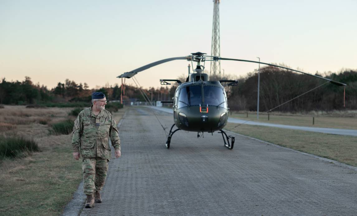 Chef for hjemmeværnseskadrille 281 foran Fennec helikopter