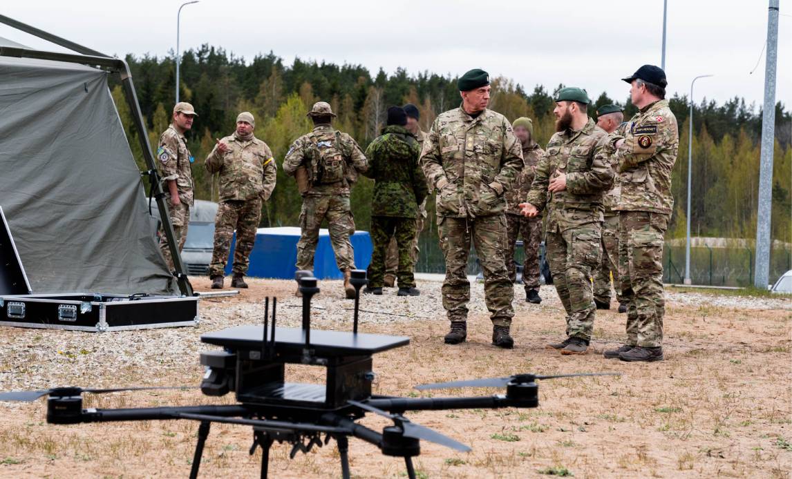 Chefen for Hjemmeværnet ser på droner med hjemmeværnssoldater under øvelsen Hedgehog 2025.