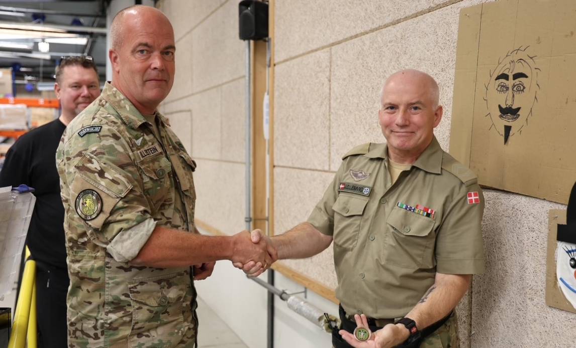 Forsyningsbefalingsmand Jan Donner modtog Commander's Coin i efteråret 2024