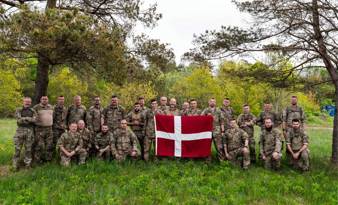 En gruppe af danske hjemmeværnssoldater holder Dannebrog til årets Hedgehog øvelse i Estland.
