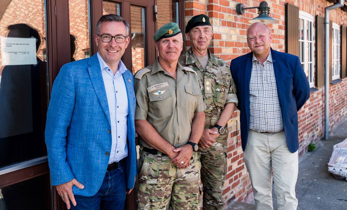 Chefen for Hjemmeværnet Gunner Arpe Nielsen og den kommitterede Hans Andersen til åbningen af årets Sommerkursus.