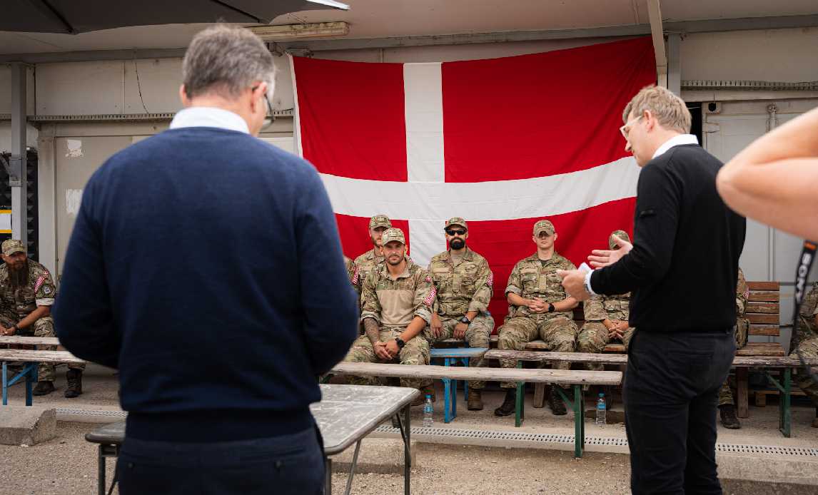 Den kommitterede Hans Andersen holder tale for soldaterne
