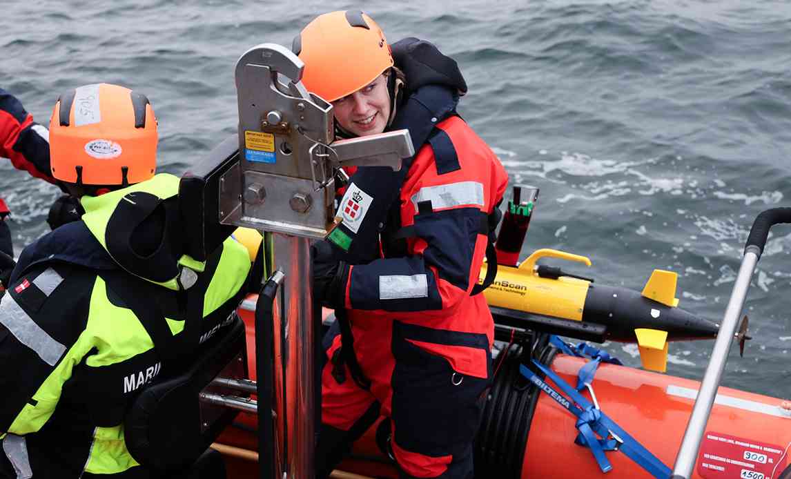Frivillige fra Marinehjemmeværnet tester ny drone.