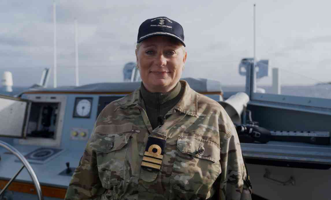 Henriette, orlogskaptajn hos Marinehjemmeværnet, står ombord et fartøj