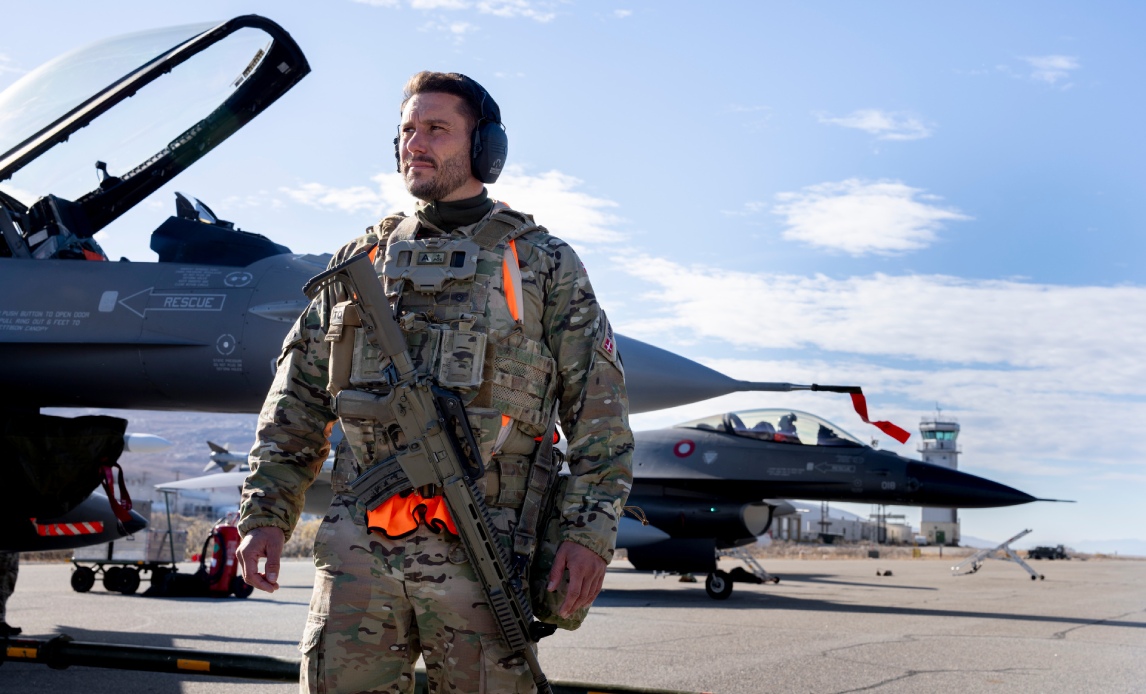 Soldater fra flyverhjemmeværnet øver sig i at bevogte Forsvarets F-16 fly.
