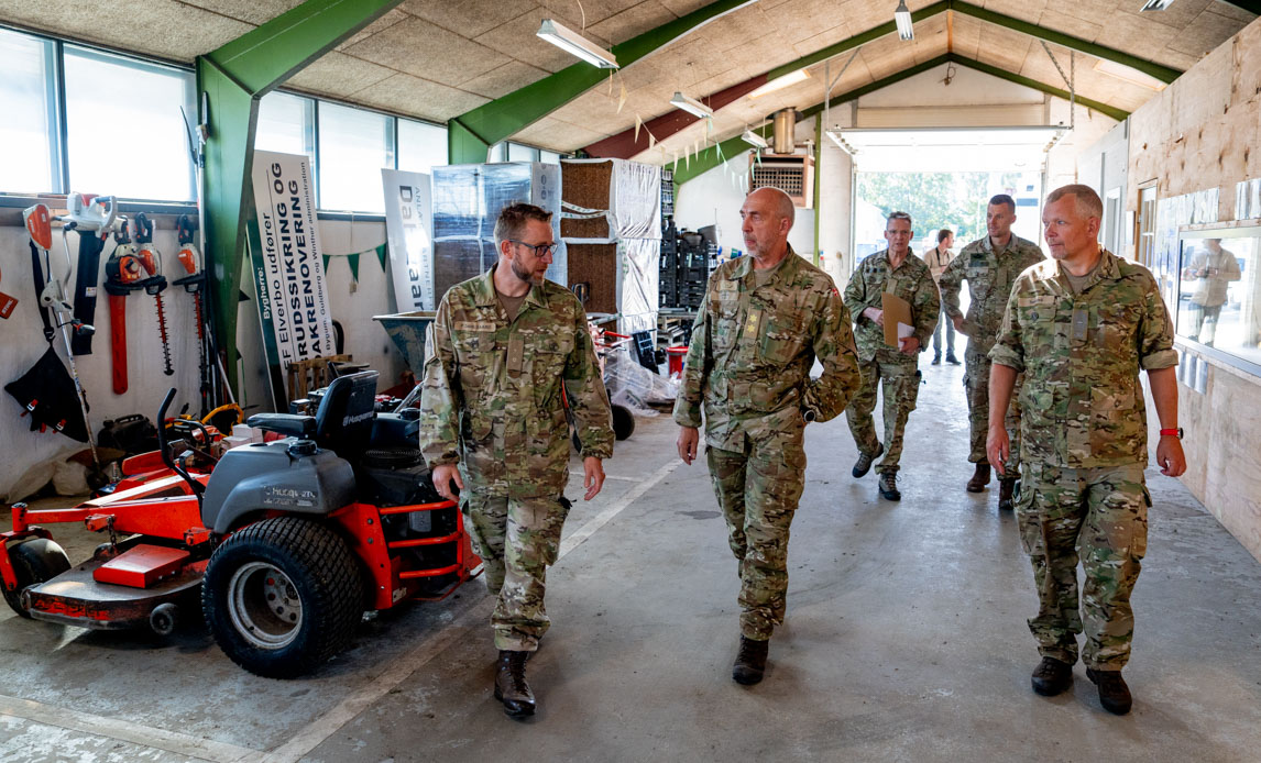 I løbet af onsdagen har generalmajor Gunner Arpe Nielsen, chef for Hjemmeværnet, besøgt Dahlgaard anlægsgartneri, der har deltaget i Uniform på jobbet-dag.