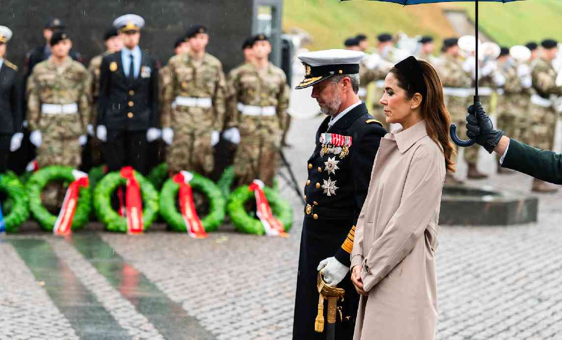 Dronning Mary og Kong Frederik ved Flagdag 2025 på Kastellet