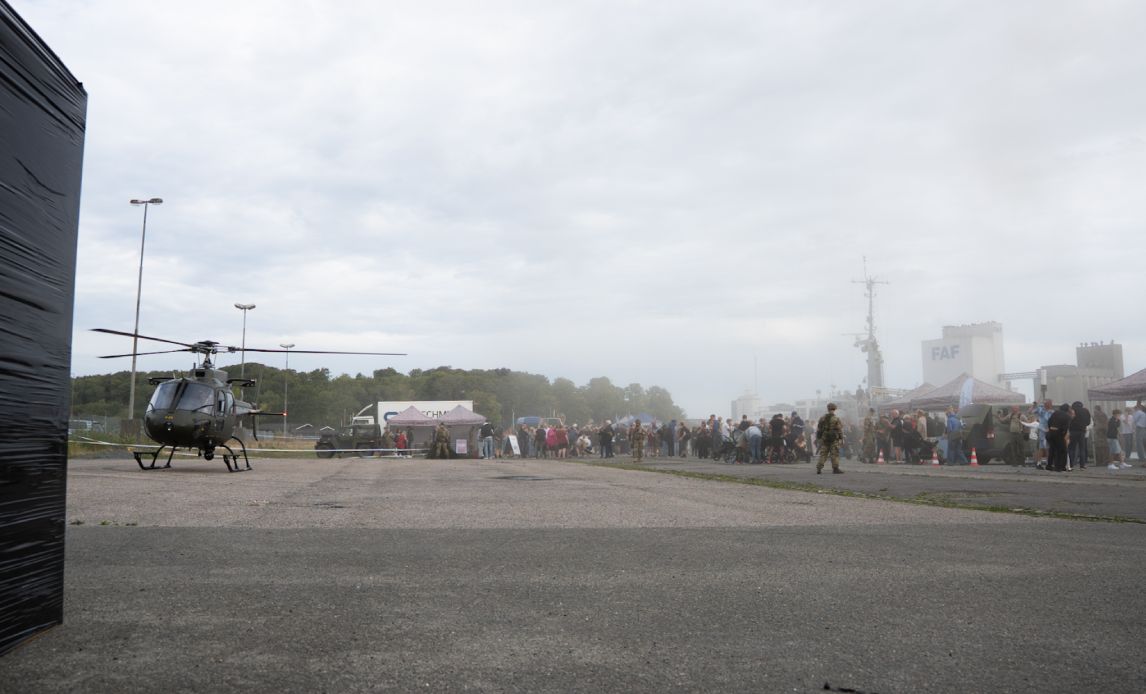 En helikopter lander til arragementet.