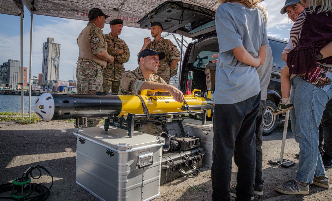 En soldat fra Marinehjemmeværnet fremviser drone.