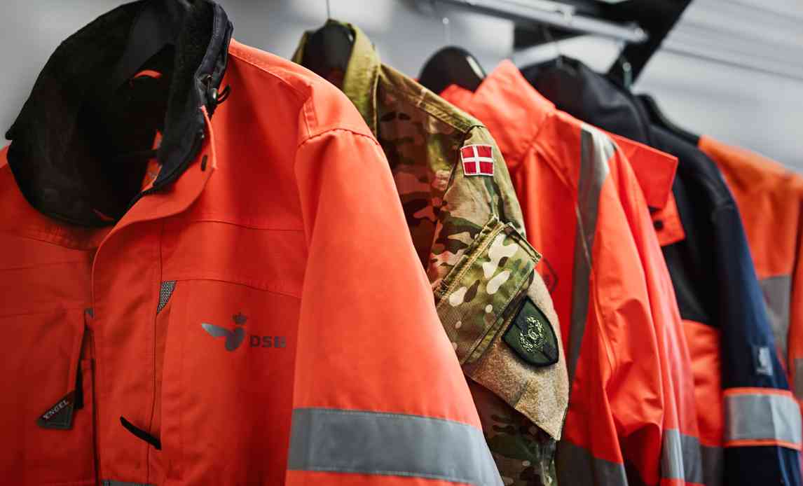 Militær uniform hænger sammen med andre uniformer.