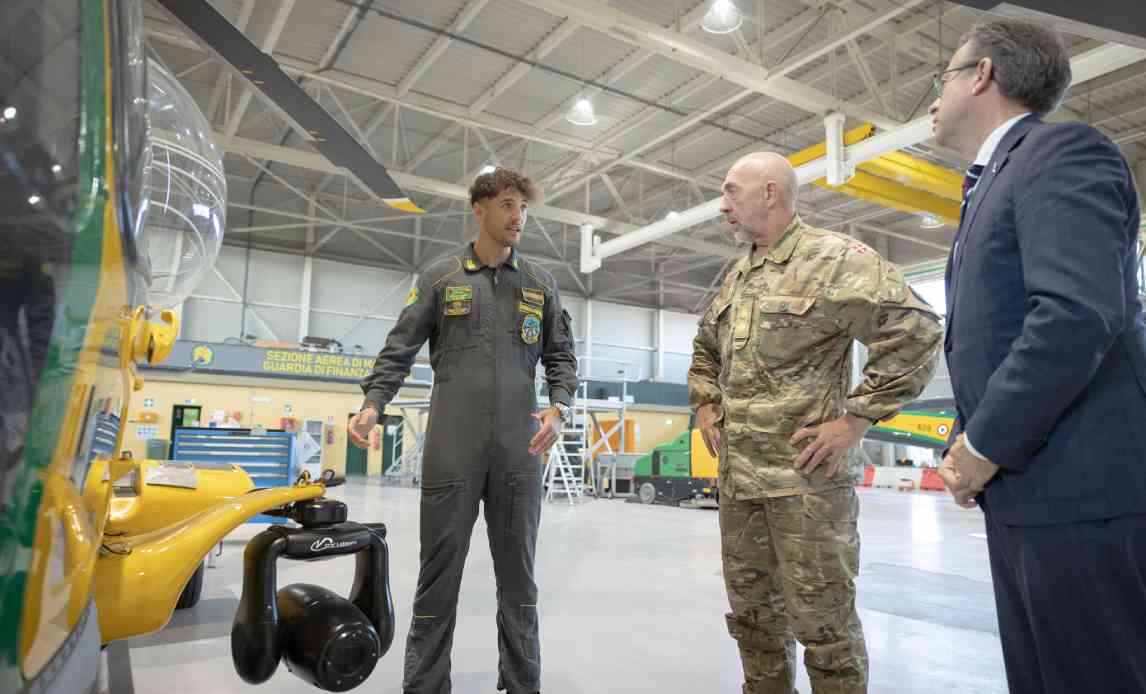 Chefen for Hjemmeværnet og den kommitterede møder en frivillig.