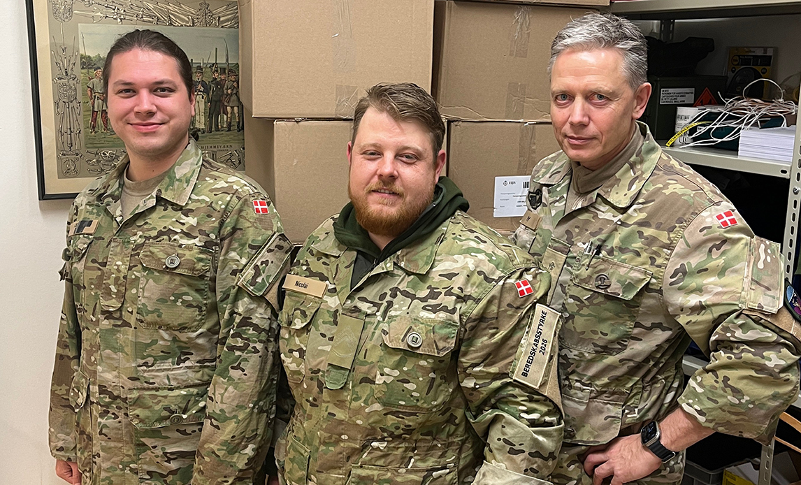 Tre frivillige soldater hos hjemmeværnet har netop fået udleveret nyt materiel.