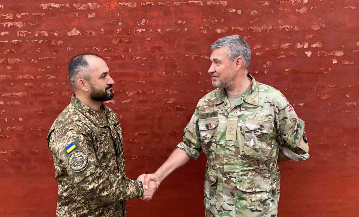 Stabschefen giver hånd til det ukrainske hjemmeværn