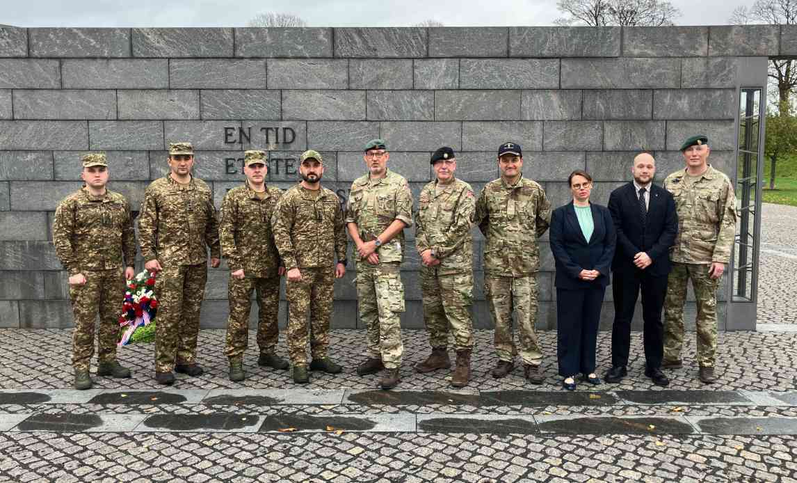Den ukrainske delegation med repræsentanter for Hjemmeværnet