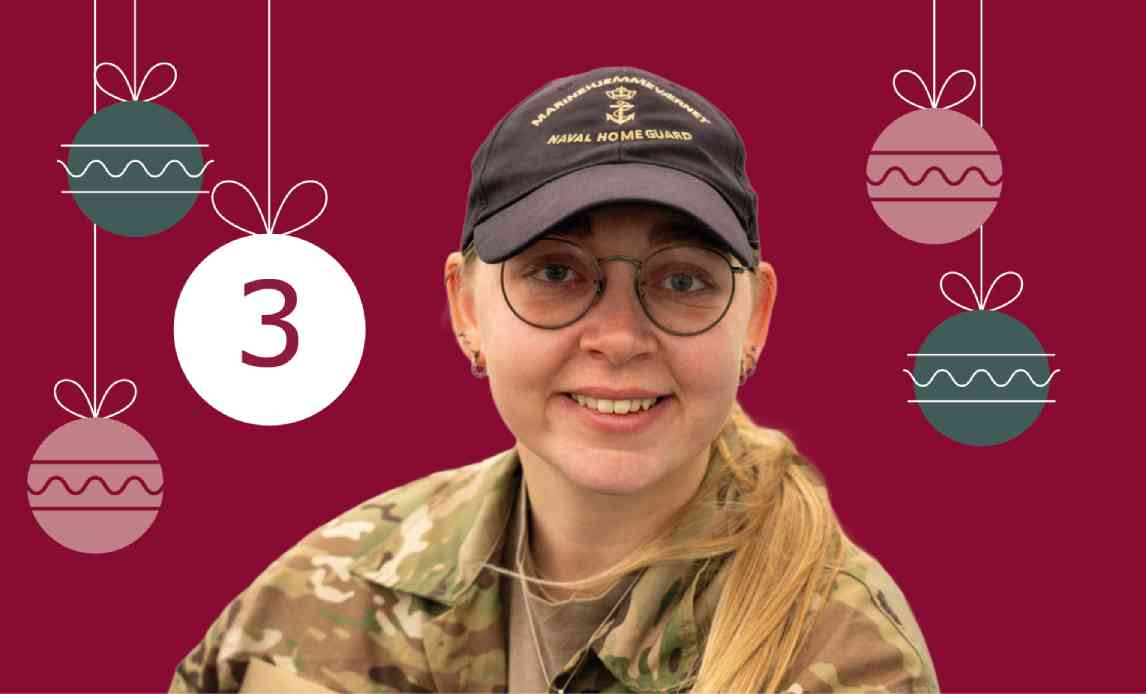 Christina fra Marinehjemmeværnet på grafik med julepynt.