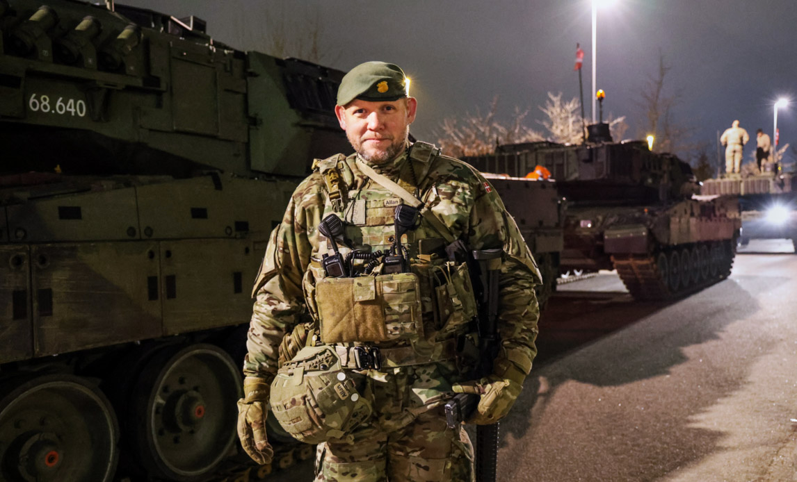 Allan fra HJV fotograferet foran nogle af de kampvogne, der er blevet hjemtaget fra Letland og som Hjemmeværnet modtager og beskytter.