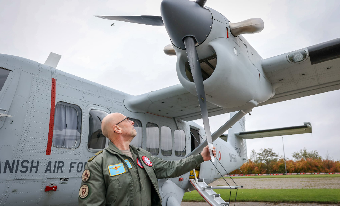 Piloten KIP inspicerer Twin Otter-flyet inden afgang.