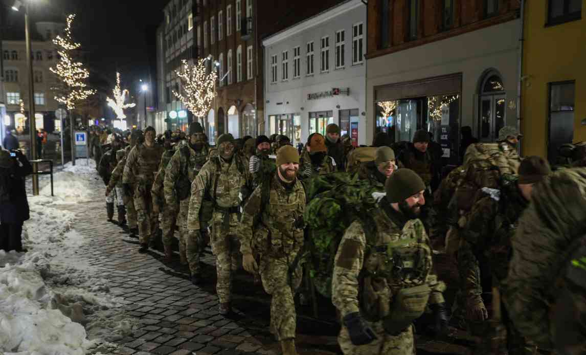 Deltagere ved øvelse Blå Negl marcherer gennem Horsens.