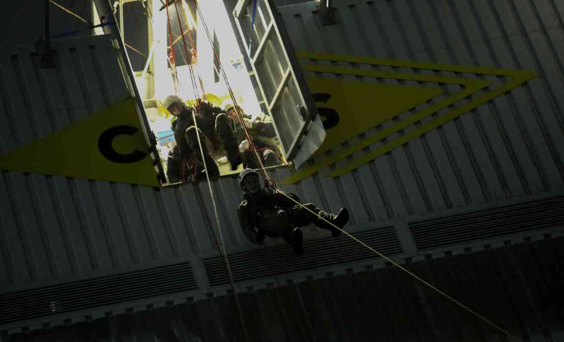 Deltagere ved øvelse Blå Negl skal rappelle ned fra tårn.