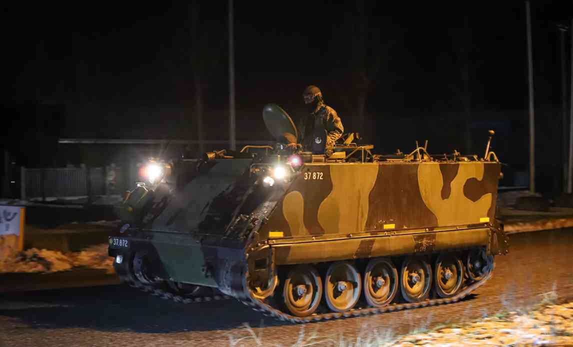 Tank kører midt om natten under øvelse Blå Negl