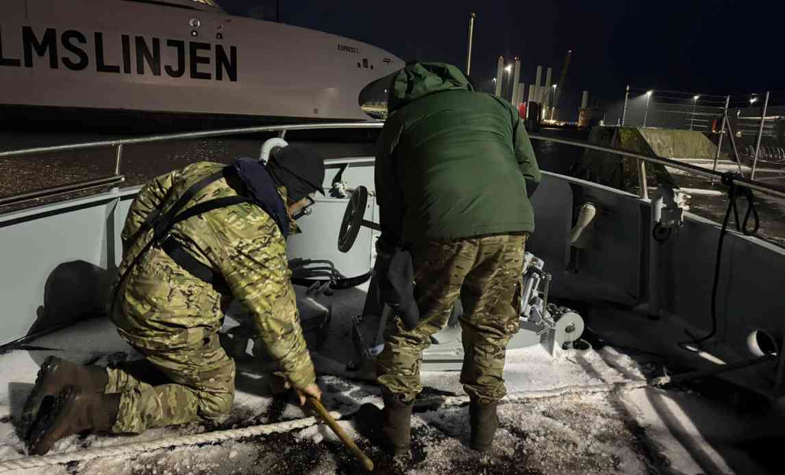 Fartøjet Hjortø klargøres til en tur til Christiansø med fornødenheder til øboerne.