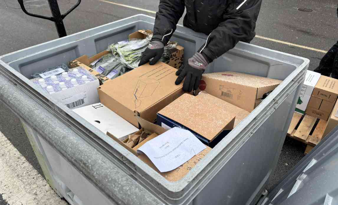 Fornødenheder bliver pakket til Christiansøs beboere, som vil blive leveret af Marinehjemmeværnet.