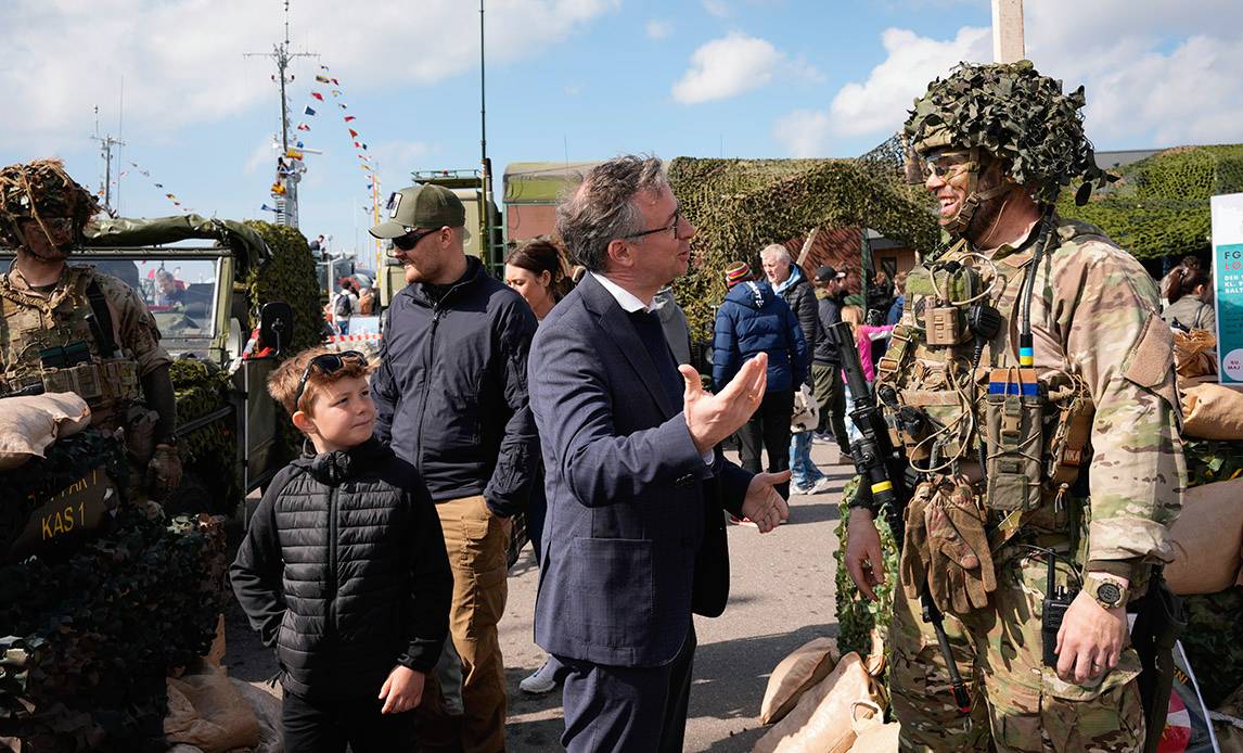 Den kommiterede for Hjemmeværnet, Hans Andersen, her i samtale med frivillige fra Hærhjemmeværnets Infanterikompagni Vestsjælland