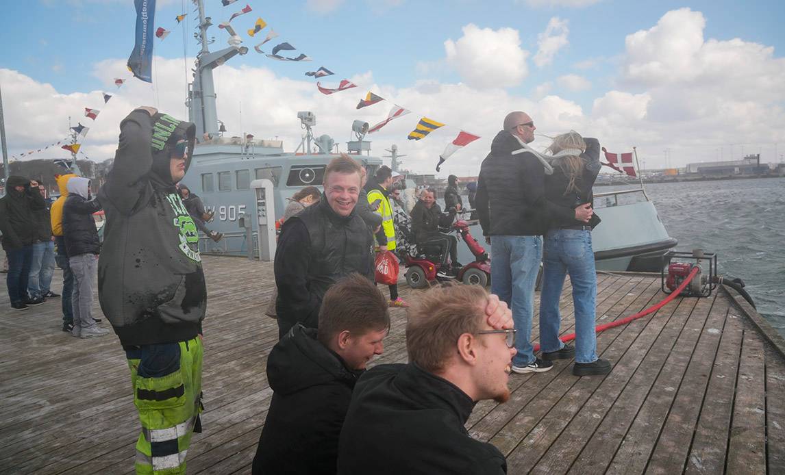 Der skulle holdes på hat og kærester, da redningshelikopteren blæste ind over kajen