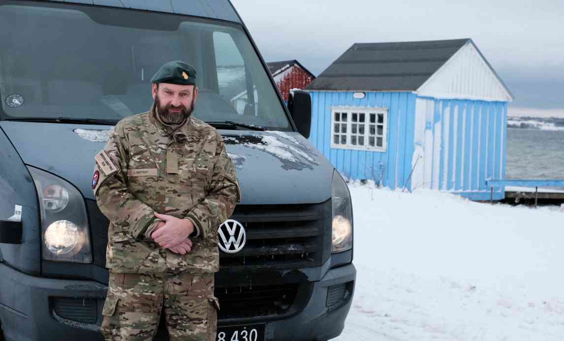Næstkommanderende i Hjemmeværnet Ærø er klar ved sit køretøj til at køre ud i sneen til borgere.