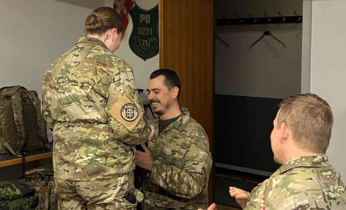 Hjemmeværnssoldaten Mark går på knæ for hjemmeværnssoldaten Louise