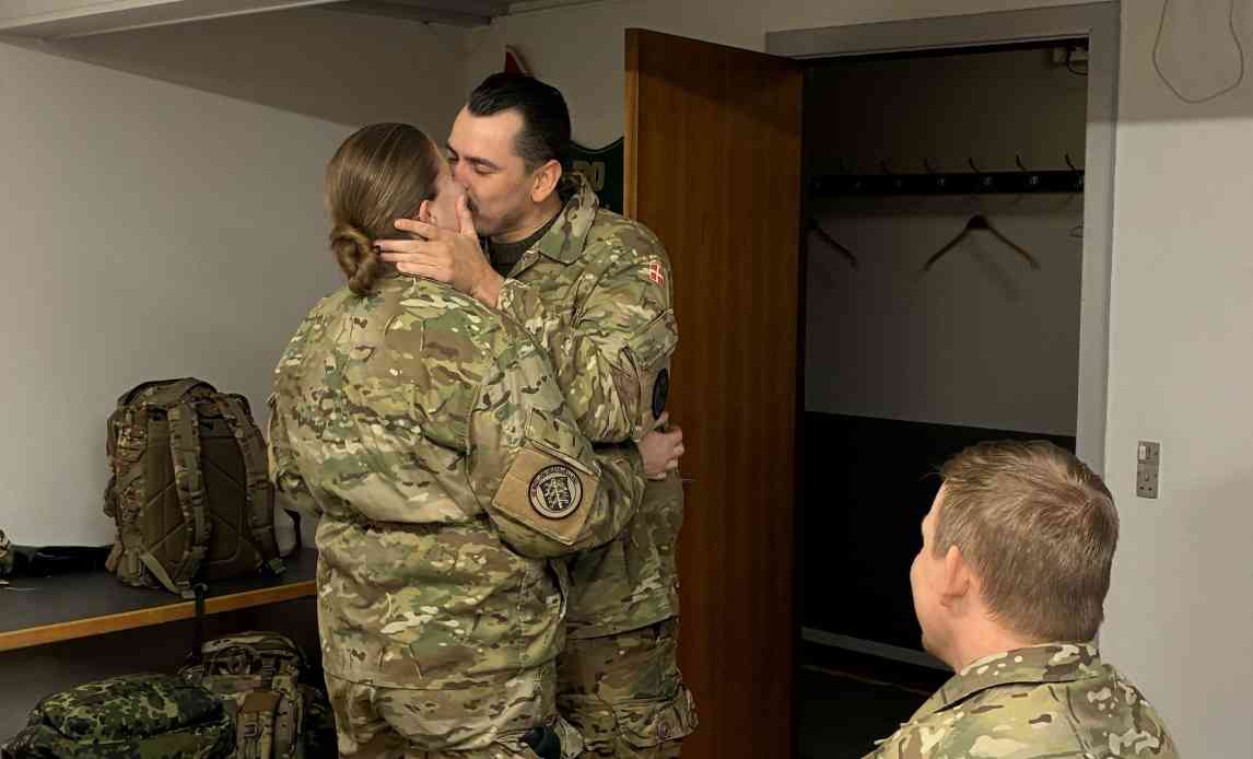 Hjemmeværnssoldaterne Louise og Mark som nyforlovet