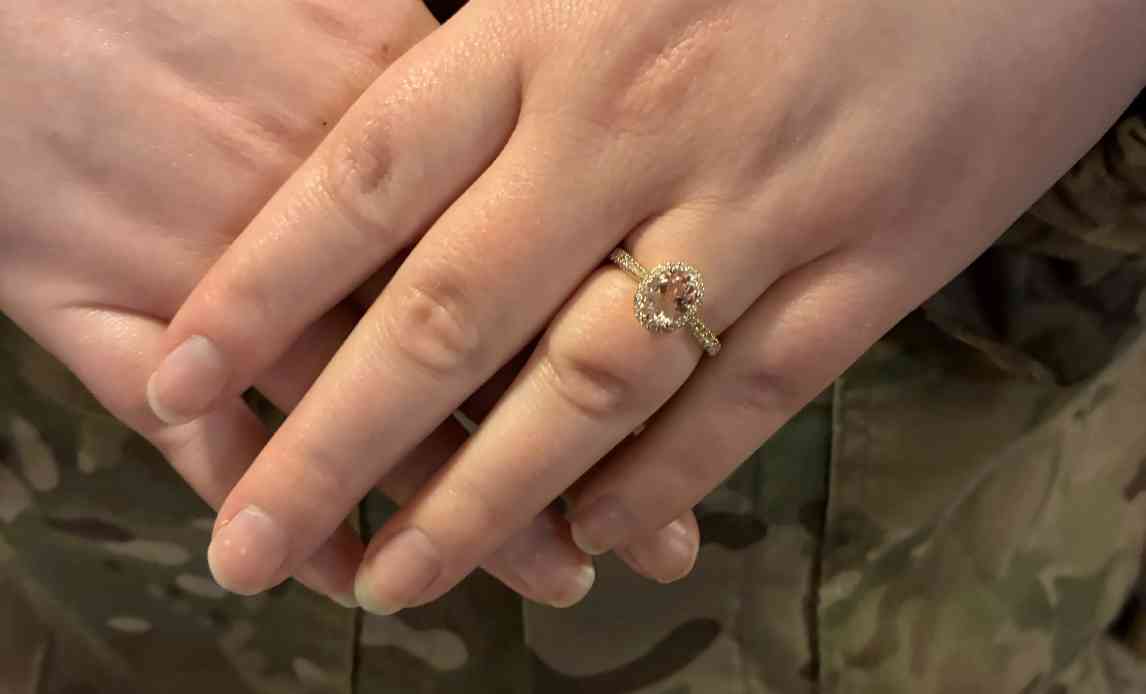 Hjemmeværnssoldaten Louise fremviser forlovelsesring