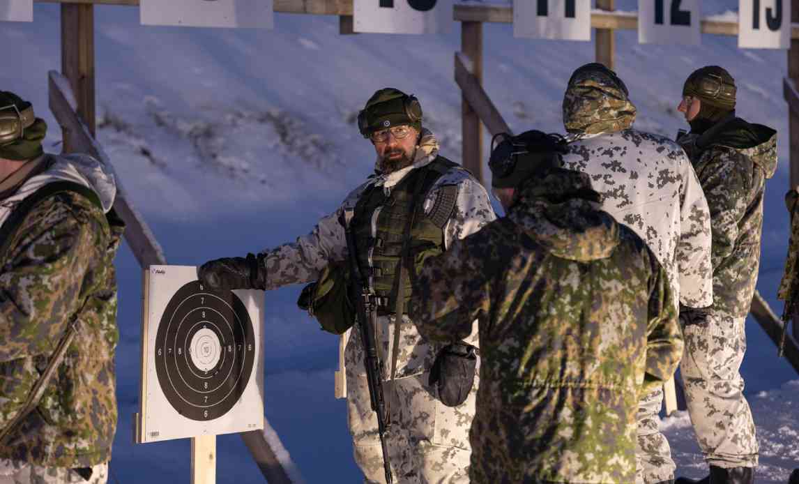 Hjemmeværnssoldater under øvelse, hvor de skal skyde efter skydeskive.