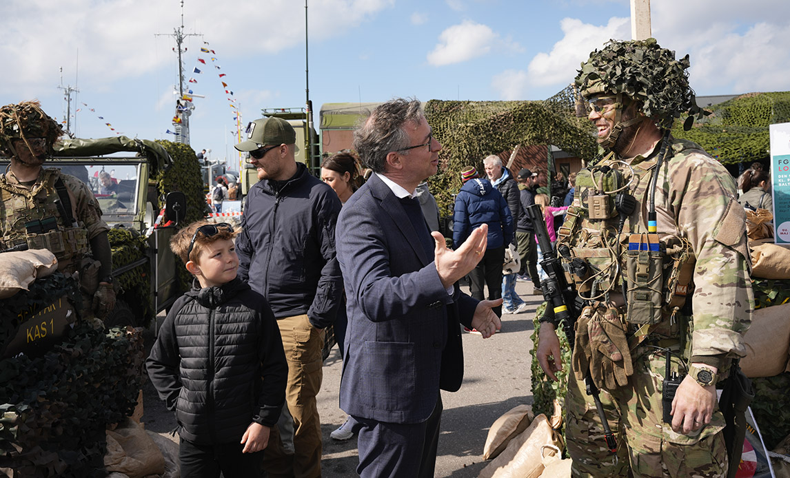 Den kommiterede for Hjemmeværnet, Hans Andersen, her i samtale med frivillige fra Hærhjemmeværnets Infanterikompagni Vestsjælland